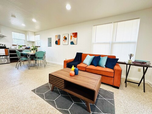 [614.5 A Jenkins]OU-Walk to Campus, Downtown Designer studio, and walking distance to Art and Dinos