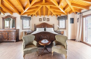 Luxury Villa | Minibar, individually decorated, blackout drapes, soundproofing