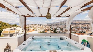 Un jacuzzi en la azotea con vista a la ciudad.