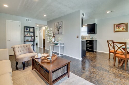 [SU 922 - 4] Graciela's Campus-close 2 bedroom luxury, Apartment near to Downtown Norman