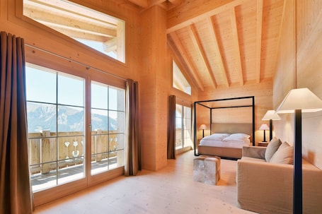 Muebles diferentes y espacio para trabajar con laptop . Ferienlenk Mountain Village