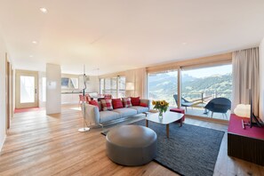 Departamento (Buggeli C) | Área de sala de estar | Smart TV y reproductor de DVD 