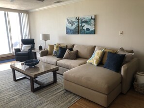 Smart-TV, stereoanlegg og kontorer