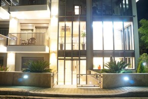 Majoituspaikan julkisivu illalla/yöllä