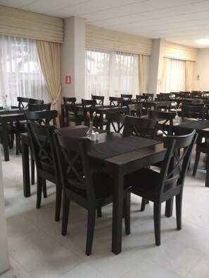 Desayuno buffet diario (EUR 8 por persona)