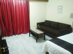 Caja de seguridad en la habitación, escritorio y cortinas blackout 