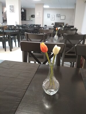 Tägliches Frühstücksbuffet (8 EUR pro Person)