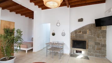 Deluxe Studio Suite (suite 1) | Peralatan tempat tidur premium, peti besi dalam bilik