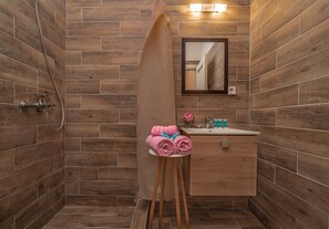 Separate tub and shower, jetted tub, rainfall showerhead, hair dryer - Dimelal Mikonos Downtown Apartments (Mykonos)