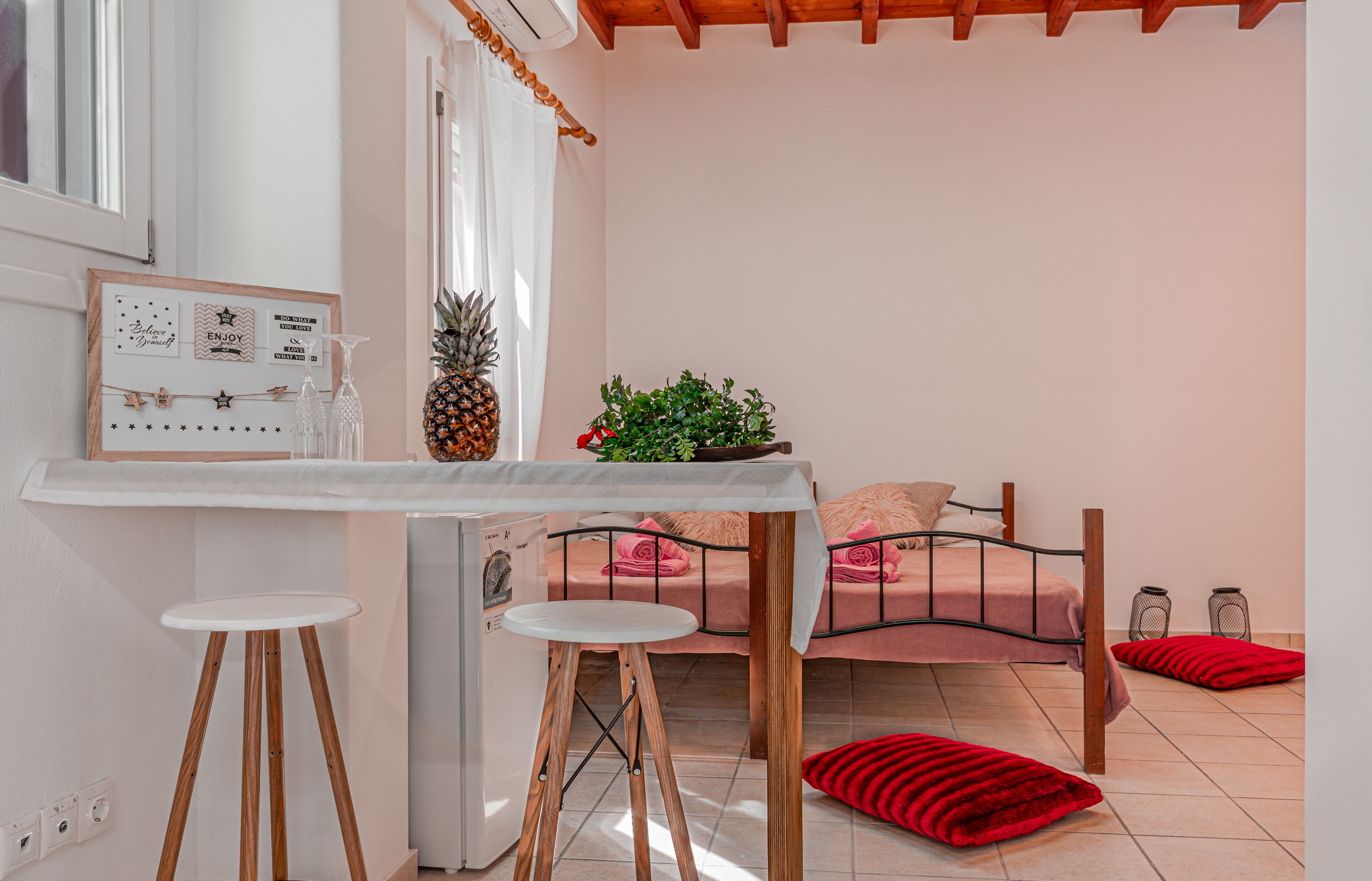 Deluxe Studio Suite, Hot Tub (suite 2) | Premium bedding, in-room safe, individually furnished, laptop workspace