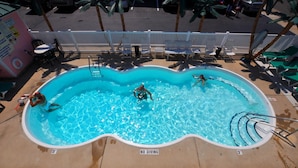 Seasonal outdoor pool - Sea N Sun Resort (Wildwood)