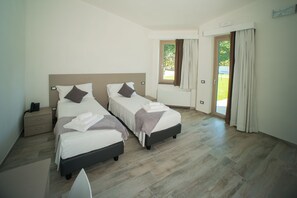 Cubrecamas, minibar, escritorio y espacio para trabajar con laptop 