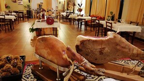 2 restaurants; dinner served 