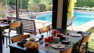 Free daily continental breakfast