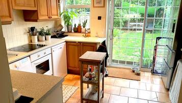 Geladeira, micro-ondas, fogão, cooktop