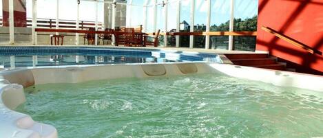 Tina de hidromasaje al aire libre