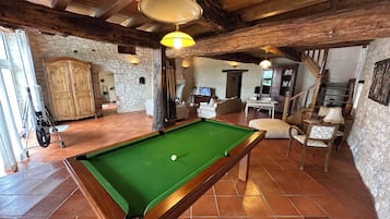 Fernseher, Kamin, Tischtennisplatte, BĂŒcher