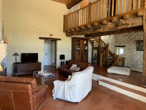 Fernseher, Kamin, Tischtennisplatte, Bücher