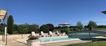 Character house in the quiet countryside in the Bordeaux vineyards