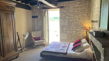 5 bedrooms, iron/ironing board, WiFi, bed sheets