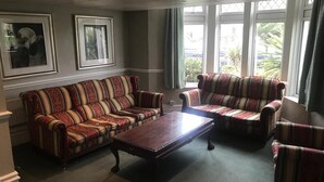 Lobby sitting area - Maggie Jones Guest House (Cardiff)