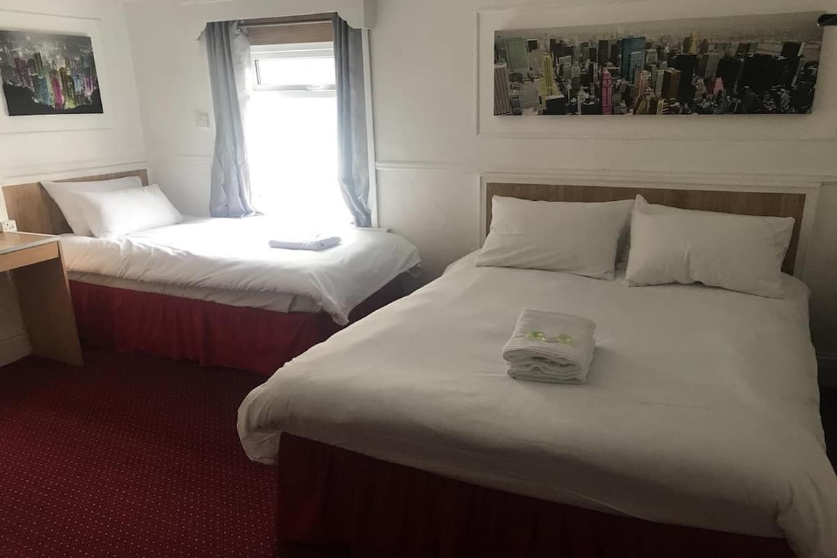 Iron/ironing board, bed sheets