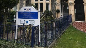 Front of property - Maggie Jones Guest House (Cardiff)