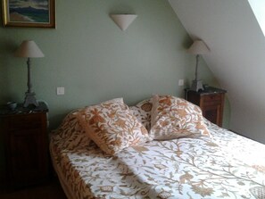 5 Schlafzimmer, Bügeleisen/Bügelbrett