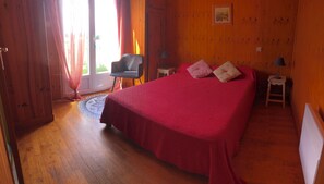 3 bedrooms, travel crib