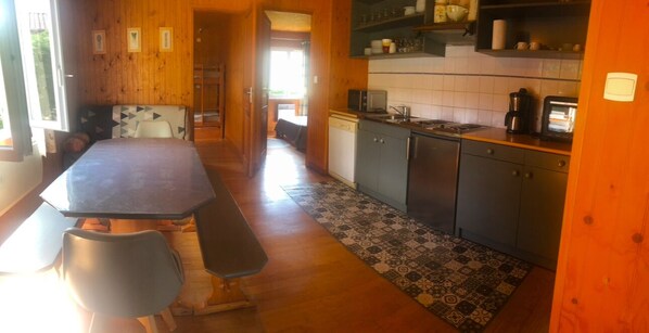 Una cocina con armarios de madera, una encimera y una alfombra estampada.