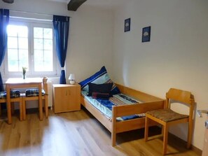 Double Room, 2 Single Beds, Shared Bathroom (Hauptgebäude, Zimmer Nr. 3)