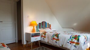 2 habitaciones, tabla de planchar con plancha y cuna de viaje