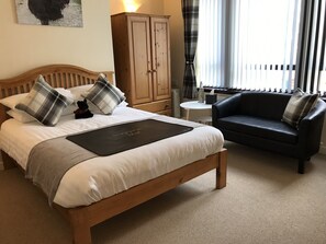 Desk, iron/ironing board, free WiFi, bed sheets - Ben Nevis Guest House (Fort William)