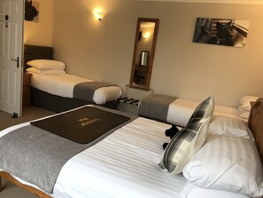 Habitació familiar | Escriptori, planxa i posts de planxar, wifi gratuïta i roba de llit 
