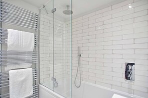 Ferienhaus | Dusche im Bad