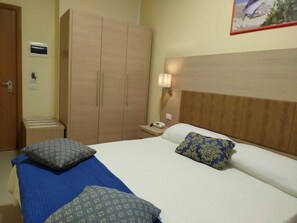 Triple Room | Hypo-allergenic bedding, in-room safe, desk, soundproofing - Hotel Cuba Rimini (Rimini)