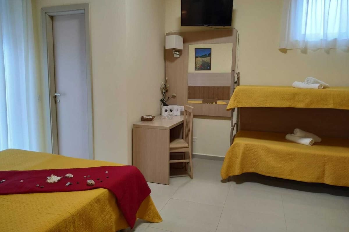 Habitación cuádruple | Ropa de cama hipoalergénica y caja de seguridad en la habitación