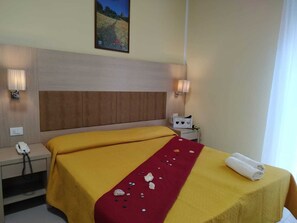 Vierbettzimmer | Allergikerbettwaren, Zimmersafe, Schreibtisch, schallisolierte Zimmer