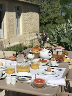 Tägliches inbegriffenes einheimisches Frühstück