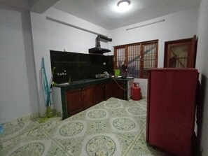 Microwave, cookware/dishes/utensils