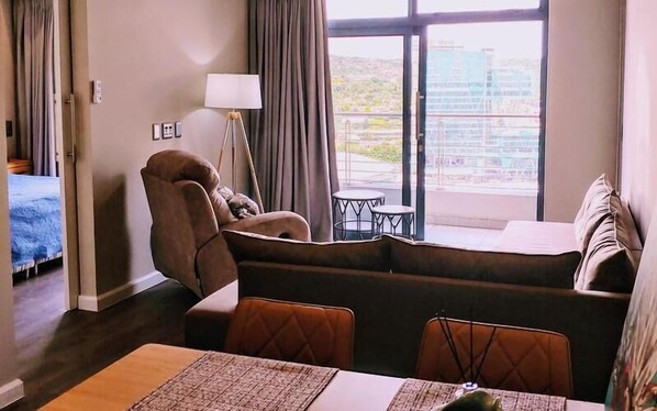 Executive Suite, 1 Bedroom | Living area - Manor@Maine1610 (Pretoria)