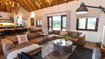 Luxury-Chalet, 4 Schlafzimmer | Wohnbereich | Flachbildfernseher