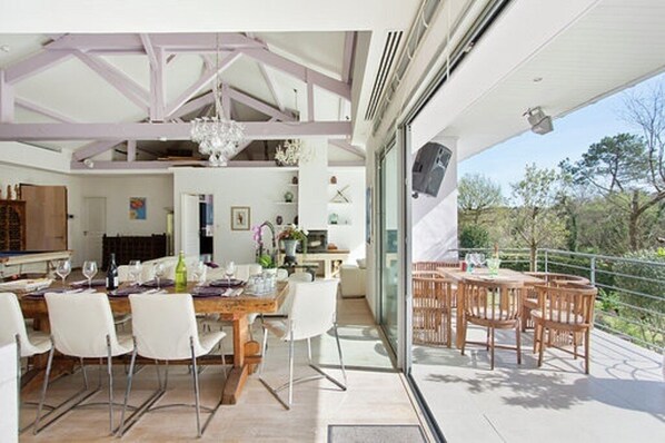 Outdoor dining - Bright, friendly and modern villa close to Biarritz (Anglet)
