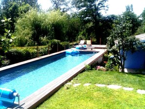 Una piscina al aire libre