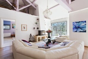 Smart TV, fireplace, video games, table football - Bright, friendly and modern villa close to Biarritz (Anglet)