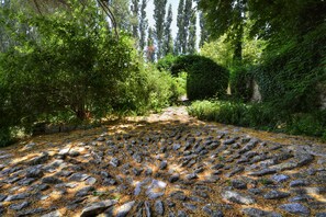 Property grounds - Safre Prieuré La Madelène: bed and breakfast in Provence at the foot of the Ventoux mountains (Malaucène)