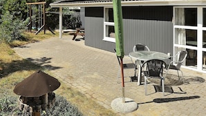 Outdoor dining - Cozy Holiday Home in Nørre Nebel With Sauna (Norre Nebel)