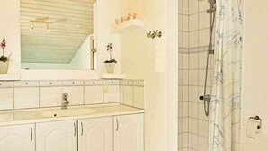 Bathroom - Cozy Holiday Home in Nørre Nebel With Sauna (Norre Nebel)