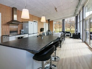6 bedrooms, cribs/infant beds