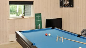 3 bedrooms, cribs/infant beds